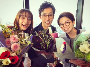 Teppei Koike Instagram - 書けないッ！？あっという間に最終回でした。
観てくださった皆さん、ありがとうございました✨
笑いの絶えない現場で、こんな環境でお芝居させてもらえて幸せでした😆
愛すべきテレビ局チームとのオールアップ写真です🤓

#スピンオフあるよ
#撮影の合間もよう喋ったよ