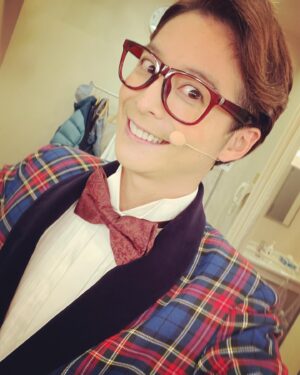 Teppei Koike Instagram - ロッキーホラーショー

ここまで来るまで色々あったけど、北九州での公演も無事に終え、いよいよ残すは東京公演です‼️
物語の中では一瞬ですがこうやってちゃんとした格好もしているブラッド君です🤓

最後まで駆け抜けられます様に🙌

#ロッキーホラーショー
#ブラッド
#脱がされやすいように色々工夫された素晴らしいお衣装なのです