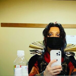 Teppei Koike Instagram - 魔界転生、東京公演初日。

無事に幕が上がりました。

本当によかった。

久々の魔界転生の世界にどっぷり入り込み、そうそうこれだと全身で喜びを感じました。

やれる事をしっかり楽しんでやる。

行けるとこまで行く。

明日もディプソーーーーー⚡️

#魔界転生
#東京公演
#初日
#マスク四郎さん