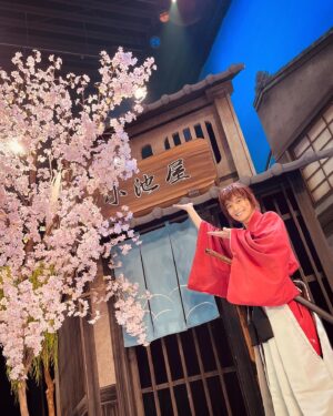 Teppei Koike Instagram - るろミュも残り9公演です。
最後まで皆んな揃って、無事に完走したいと思う毎日。

セットの中でも大好きな小池屋😆

#るろミュ
#現実であったら入ってるな