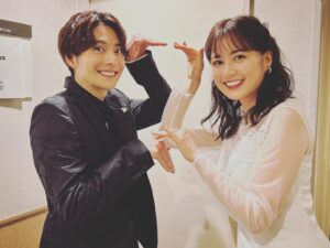 Teppei Koike Instagram - シブヤデマタアイマショウ。
今日はいくちゃんとゲスト出演させてもらいました。
何気に初デュエットで本当に貴重で楽しいひと時。
キレイの同窓会みたいだったなぁ。
本当に居心地がよくて幸せな時間でした✨
写真はカマキリダンスだっ！！

#シブヤデマタアイマショウ
#生田絵梨花
#カマキリダンス