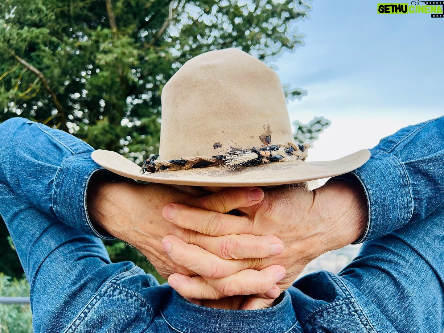 Terence Hill - 9K Likes - Dear fans and friends! Thank you for all your kindness and love in 2022, I’m looking forward to 2023!! All the best for you. I promise I will be back 🤠