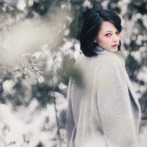 Teresa Daley Instagram - 每個女孩多少有一段魔女期吧。
不太確定自己要什麼、該往哪裡去。
像漩渦四處流轉，都探索看看，有時風力太大，不小心將四周弄得一片狼藉。

看到這張照片不禁笑出來，這要死不死的眼神是怎樣?

長大後正常多了🥳
謝謝大家當年一起玩。
————
@bios_monthly 
Makeup/ @yentingymakeup 
Stylist/ @chienchien_ch 
Clothing/ @ceci_esthetique 
Art direction & photographer/ @babeinacorner