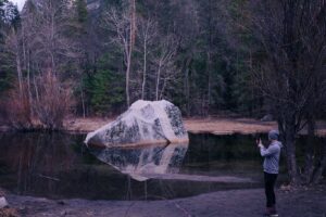 Teresa Daley Instagram - 巨石聖地的祈福之春。

優勝美地在米沃原住民的稱呼中是”Ahwahnee”意為：張開的大嘴。

走在古老的山谷裡，萬物有靈。
我思考著樹林、石頭與我的相對關係；身為人類的我，所能擁有的歲月、能發出的振動頻率，對他們而言只是轉瞬即逝。

在靈魂的年輪裡，想盡量留下愉悅的痕跡。

#griiix #ricohgr3 #ricoh
#yosemite #awahnee #magicvibes #mirrolake #forest
