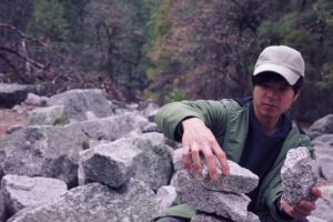 Teresa Daley Instagram - 巨石聖地的祈福之春。

優勝美地在米沃原住民的稱呼中是”Ahwahnee”意為：張開的大嘴。

走在古老的山谷裡，萬物有靈。
我思考著樹林、石頭與我的相對關係；身為人類的我，所能擁有的歲月、能發出的振動頻率，對他們而言只是轉瞬即逝。

在靈魂的年輪裡，想盡量留下愉悅的痕跡。

#griiix #ricohgr3 #ricoh
#yosemite #awahnee #magicvibes #mirrolake #forest