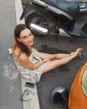 Teresa Romagnoli Instagram - Buongiorno Roma, tutto ok 
solo ginocchia sbucciate
come tutte le estati quando ero piccola