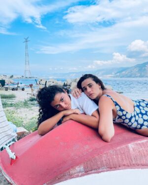 Teresa Romagnoli Instagram - auguri amica mia, con la tua risata speciale e la tua voce che diventa profonda quando si è serie. compagna di avventure e viaggi, instancabile romantica e cinica leggera. ti voglio bene e mi piaci sempre estiva e invernale, sempre ♥️