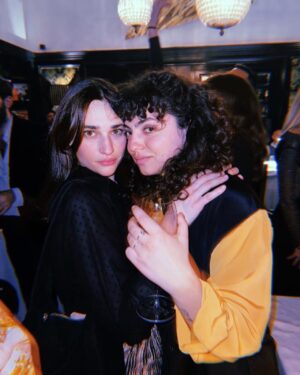 Teresa Romagnoli Instagram - auguri amica mia, con la tua risata speciale e la tua voce che diventa profonda quando si è serie. compagna di avventure e viaggi, instancabile romantica e cinica leggera. ti voglio bene e mi piaci sempre estiva e invernale, sempre ♥️