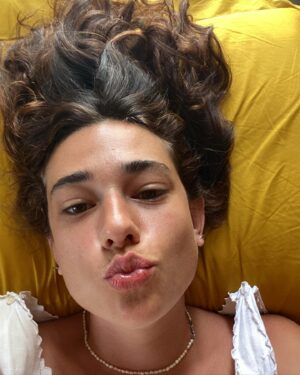 Teresa Romagnoli Instagram - troppo facile fare il recap vacanze.
e infatti di seguito vari selfie inviati tramite messaggistica istantanea durante l’estate