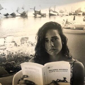 Teresa Romagnoli Instagram - foto ritrovate di agosto 2020. @lottyantonelli scatta con la sua usa e getta mentre leggo un libro che poi è diventato uno dei miei preferiti. non ero triste quel giorno, chissà che parte di libro stavo leggendo. mi sa che lo devo rileggere. che bella estate quella del 2020 .