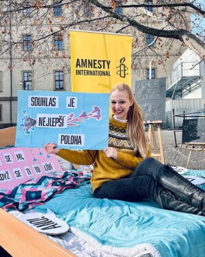 Tereza Těžká Instagram - Pokud někdo nesouhlasí se sexem, je to znásilnění. Opravdu je to takto přímočaré. Zastaralé zákony, rozšířené mýty, genderové stereotypy a nepochopení významu souhlasu však zapříčiňují, že přestože ke znásilnění dochází poměrně často, nahlášen a trestán je jen zlomek případů.

Podle odborných výzkumů je v České republice každoročně spácháno přibližně 12 000 znásilnění. Policii je však každoročně ohlášeno jenom okolo 600 případů znásilnění. To znamená, že přestože se u nás v průměru stane 34 znásilnění denně, polici je ohlášeno jen jedno až dvě z nich.

Znásilnění je jeden z nejzávažnějších a nejvíce zraňujících trestných činů. Často má dlouhodobé negativní zdravotní a společenské dopady. Zasahuje oběť i její okolí. S traumatem se velká část obětí vyrovnává dlouhou dobu, a část dokonce celoživotně. K dlouhodobým následkům dochází až u 90 % obětí. Podle britského průzkumu se jedná o zločin, kterého se ženy obávají více než kteréhokoli jiného (Myhill-Allen 2002).

Přesto je tomuto činu často věnováno velmi málo pozornosti. Výsledkem je nízká podpora obětí, zlehčování dané problematiky a vytváření a udržování mýtů, které jednoznačně přispívají k tomu, že oběti jsou vystaveny psychickému utrpení i po nahlášení znásilnění na policii (tzv. sekundární viktimizace). V důsledku toho se oběti často nedomohou spravedlnosti. Téměř tři pětiny dospělých v Česku si myslí, že si za znásilnění v jistých případech mohou ženy samy. Vyvrátit všechny mýty a nastavit systém, který skutečně pomůže obětem znásilnění, je jistě běh na dlouhou trať. Již dnes ale můžou zákonodárci učinit první kroky ke zjednání nápravy, a to zavedením definice znásilnění v trestním zákoníku, která je založena na absenci souhlasu.

#amnestyinternational #amnesty #znasilneni #konsent #souhlas #bezsouhlasunehraju #souhlasjenejlepsipoloha  #malostranskenamesti