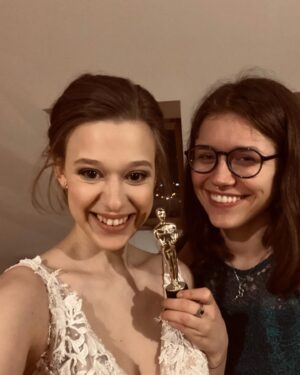 Tereza Těžká Instagram - Na Lva to dneska nebylo, ale dostala jsem Oscara !! ❤️❤️ děkuji za podporu všem, co mi napsali a mysleli na mě!! A Lva za nejlepší dokument máme !! Yes !!!!!!! ❤️❤️❤️🦄
#love #art #movie #ceskylev #snadtovyjdepriste #vsitifilm #dokumentvsiti #vsiti