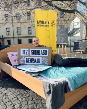 Tereza Těžká Instagram - Pokud někdo nesouhlasí se sexem, je to znásilnění. Opravdu je to takto přímočaré. Zastaralé zákony, rozšířené mýty, genderové stereotypy a nepochopení významu souhlasu však zapříčiňují, že přestože ke znásilnění dochází poměrně často, nahlášen a trestán je jen zlomek případů.

Podle odborných výzkumů je v České republice každoročně spácháno přibližně 12 000 znásilnění. Policii je však každoročně ohlášeno jenom okolo 600 případů znásilnění. To znamená, že přestože se u nás v průměru stane 34 znásilnění denně, polici je ohlášeno jen jedno až dvě z nich.

Znásilnění je jeden z nejzávažnějších a nejvíce zraňujících trestných činů. Často má dlouhodobé negativní zdravotní a společenské dopady. Zasahuje oběť i její okolí. S traumatem se velká část obětí vyrovnává dlouhou dobu, a část dokonce celoživotně. K dlouhodobým následkům dochází až u 90 % obětí. Podle britského průzkumu se jedná o zločin, kterého se ženy obávají více než kteréhokoli jiného (Myhill-Allen 2002).

Přesto je tomuto činu často věnováno velmi málo pozornosti. Výsledkem je nízká podpora obětí, zlehčování dané problematiky a vytváření a udržování mýtů, které jednoznačně přispívají k tomu, že oběti jsou vystaveny psychickému utrpení i po nahlášení znásilnění na policii (tzv. sekundární viktimizace). V důsledku toho se oběti často nedomohou spravedlnosti. Téměř tři pětiny dospělých v Česku si myslí, že si za znásilnění v jistých případech mohou ženy samy. Vyvrátit všechny mýty a nastavit systém, který skutečně pomůže obětem znásilnění, je jistě běh na dlouhou trať. Již dnes ale můžou zákonodárci učinit první kroky ke zjednání nápravy, a to zavedením definice znásilnění v trestním zákoníku, která je založena na absenci souhlasu.

#amnestyinternational #amnesty #znasilneni #konsent #souhlas #bezsouhlasunehraju #souhlasjenejlepsipoloha  #malostranskenamesti