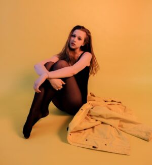 Tereza Těžká Instagram - Uhodnete, jaká je moje oblíbená barva? 
Foto: N.M. Ševčíková 

#yellow #yellowworld #me #myfavourite #actress #portret