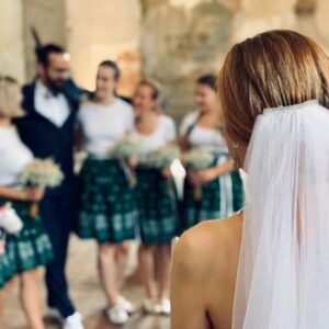 Tereza Těžká Instagram - Polyamorie a svatba 

Proč jsme se s Janem brali, když jinak žijeme v polyamorním vztahu? 

S Honzou jsme se vzali před rokem a půl po pěti letech vztahu, došli jsme k tomu, že je to součástí cesty, kterou chceme, aby se náš vztah ubíral.
V době, kdy jsme se brali, jsme sice oba měli další vztahy, ale vůbec nebyly tak hluboké, vážné a dlouhodobé, jako jsou ty, co máme teď. Oba jsme cítili, že to tak má být a toho rozhodnutí jsme ani jeden den nelitovali.

Se všemi o tom otevřeně mluvíme, naše manželství naše ostatní vztahy nijak neoslabuje ani jim nepřekáží, kromě toho, že další partnery už si vzít nemůžu, ale to neznamená, že by snad tyto vztahy byly něco méně. Kolik párů dneska žije šťastný život a v manželství vůbec nejsou?

Mimochodem, smutné je, že ani kdybychom chtěly a nebyla bych vdaná, nemohla bych si stejně vzít svou přítelkyni Aniu (@budanett), protože v ČR není legální manželství pro všechny a homosexuální páry se u nás brát nemohou (můžete to ale pomoci změnit svým podpisem petice @jsmefer, děkujeme!)

Respektujeme současnou legislativu, která nedovoluje polygamii (mnohomanželství), ale jak jsme říkali na streamu, určitě si někdy v budoucnu, pokud budeme chtít, můžeme třeba udělat svatbu bez posvěcení státem, krásný rituál oslavující naši lásku/naše lásky- ale to už předbíháme :) 

#polyamory #relationship #polyamorylife #love #lifestyle #choice #youandyouandme