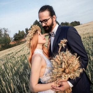 Tereza Těžká Instagram - Polyamorie a svatba 

Proč jsme se s Janem brali, když jinak žijeme v polyamorním vztahu? 

S Honzou jsme se vzali před rokem a půl po pěti letech vztahu, došli jsme k tomu, že je to součástí cesty, kterou chceme, aby se náš vztah ubíral.
V době, kdy jsme se brali, jsme sice oba měli další vztahy, ale vůbec nebyly tak hluboké, vážné a dlouhodobé, jako jsou ty, co máme teď. Oba jsme cítili, že to tak má být a toho rozhodnutí jsme ani jeden den nelitovali.

Se všemi o tom otevřeně mluvíme, naše manželství naše ostatní vztahy nijak neoslabuje ani jim nepřekáží, kromě toho, že další partnery už si vzít nemůžu, ale to neznamená, že by snad tyto vztahy byly něco méně. Kolik párů dneska žije šťastný život a v manželství vůbec nejsou?

Mimochodem, smutné je, že ani kdybychom chtěly a nebyla bych vdaná, nemohla bych si stejně vzít svou přítelkyni Aniu (@budanett), protože v ČR není legální manželství pro všechny a homosexuální páry se u nás brát nemohou (můžete to ale pomoci změnit svým podpisem petice @jsmefer, děkujeme!)

Respektujeme současnou legislativu, která nedovoluje polygamii (mnohomanželství), ale jak jsme říkali na streamu, určitě si někdy v budoucnu, pokud budeme chtít, můžeme třeba udělat svatbu bez posvěcení státem, krásný rituál oslavující naši lásku/naše lásky- ale to už předbíháme :) 

#polyamory #relationship #polyamorylife #love #lifestyle #choice #youandyouandme