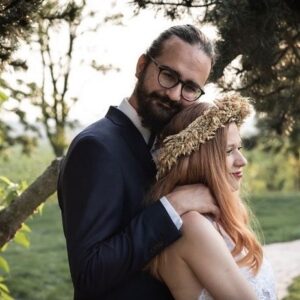 Tereza Těžká Instagram - Polyamorie a svatba 

Proč jsme se s Janem brali, když jinak žijeme v polyamorním vztahu? 

S Honzou jsme se vzali před rokem a půl po pěti letech vztahu, došli jsme k tomu, že je to součástí cesty, kterou chceme, aby se náš vztah ubíral.
V době, kdy jsme se brali, jsme sice oba měli další vztahy, ale vůbec nebyly tak hluboké, vážné a dlouhodobé, jako jsou ty, co máme teď. Oba jsme cítili, že to tak má být a toho rozhodnutí jsme ani jeden den nelitovali.

Se všemi o tom otevřeně mluvíme, naše manželství naše ostatní vztahy nijak neoslabuje ani jim nepřekáží, kromě toho, že další partnery už si vzít nemůžu, ale to neznamená, že by snad tyto vztahy byly něco méně. Kolik párů dneska žije šťastný život a v manželství vůbec nejsou?

Mimochodem, smutné je, že ani kdybychom chtěly a nebyla bych vdaná, nemohla bych si stejně vzít svou přítelkyni Aniu (@budanett), protože v ČR není legální manželství pro všechny a homosexuální páry se u nás brát nemohou (můžete to ale pomoci změnit svým podpisem petice @jsmefer, děkujeme!)

Respektujeme současnou legislativu, která nedovoluje polygamii (mnohomanželství), ale jak jsme říkali na streamu, určitě si někdy v budoucnu, pokud budeme chtít, můžeme třeba udělat svatbu bez posvěcení státem, krásný rituál oslavující naši lásku/naše lásky- ale to už předbíháme :) 

#polyamory #relationship #polyamorylife #love #lifestyle #choice #youandyouandme