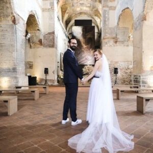 Tereza Těžká Instagram - Polyamorie a svatba 

Proč jsme se s Janem brali, když jinak žijeme v polyamorním vztahu? 

S Honzou jsme se vzali před rokem a půl po pěti letech vztahu, došli jsme k tomu, že je to součástí cesty, kterou chceme, aby se náš vztah ubíral.
V době, kdy jsme se brali, jsme sice oba měli další vztahy, ale vůbec nebyly tak hluboké, vážné a dlouhodobé, jako jsou ty, co máme teď. Oba jsme cítili, že to tak má být a toho rozhodnutí jsme ani jeden den nelitovali.

Se všemi o tom otevřeně mluvíme, naše manželství naše ostatní vztahy nijak neoslabuje ani jim nepřekáží, kromě toho, že další partnery už si vzít nemůžu, ale to neznamená, že by snad tyto vztahy byly něco méně. Kolik párů dneska žije šťastný život a v manželství vůbec nejsou?

Mimochodem, smutné je, že ani kdybychom chtěly a nebyla bych vdaná, nemohla bych si stejně vzít svou přítelkyni Aniu (@budanett), protože v ČR není legální manželství pro všechny a homosexuální páry se u nás brát nemohou (můžete to ale pomoci změnit svým podpisem petice @jsmefer, děkujeme!)

Respektujeme současnou legislativu, která nedovoluje polygamii (mnohomanželství), ale jak jsme říkali na streamu, určitě si někdy v budoucnu, pokud budeme chtít, můžeme třeba udělat svatbu bez posvěcení státem, krásný rituál oslavující naši lásku/naše lásky- ale to už předbíháme :) 

#polyamory #relationship #polyamorylife #love #lifestyle #choice #youandyouandme