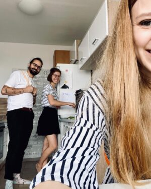 Tereza Těžká Instagram - Jedna vzpomínka na letní líný den a grilování s mými milými. 
Zajímá Vás více o našem vztahu, fungování polyamory, problémy se kterými jsme se setkali a způsobu jak je řešíme? Chcete se nás na něco zeptat? Přijďte na náš stream. 
Zítra-pátek 15.1. 20:30 live stream na téma polyamorie a já II
#polyamory #relationship #love #meandyouandyou #livestream