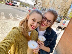 Tereza Těžká Instagram - My sweetheart ❤️
Můj vztah s Aniou je úplně jiný než všechny ostatní. Cítím v něm obrovskou sílu ženské energie, klidu a souznění. Cítím její křehkost, její jemnost, něhu a to ve mě vzbuzuje obrovskou lásku a touhu se o ni postarat a chránit ji před všemi negativními vlivy. Je to dobrá duše! Je to moje duše...🧘🏼‍♀️❤️
A tady jsme spolu na rande! A sluníčku... ☀️🌸
A máme plastové kelímky, za které se budu smažit v pekle ... 👿

#girls #love #lgbt #polyamory #relationship #lifestyle