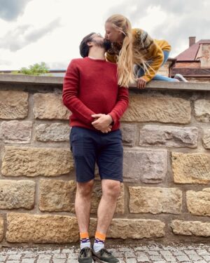Tereza Těžká Instagram - Dneska jsme s mým milým navštívili místo, kde jsme se před 9 lety potkali… 🖤 silný zážitek, silné vzpomínky 🖤🖤 bylo to na festivalu Jiráskův Hronov, kde platí jen jedno jediné pravidlo. “Co se stane na Hronově, zůstane na Hronově!!” My to porušili…
#love #husband #wife #marriage #jiraskuvhronov #velkalaska