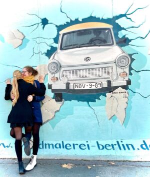 Tereza Těžká Instagram - Berlin 2021
#berlin #berlinwallart #eastsidegallery #girls #lovetime #trip #travel #polyamory #lgbt
