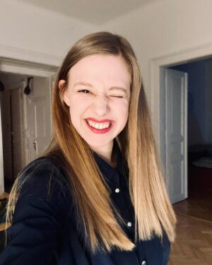 Tereza Těžká Instagram - V úterý jsem se nechala ostříhat od jedné báječné osoby. 

Stříhání a celková péče o vlasy ale pro mě není spojena s krásou a zkrášlením, ale má pro mě hluboký duchovní význam. 
Když jsem měla ještě vlasy dlouhé až pod zadek, jeden úžasný člověk mi řekl: “Teda to jsou ale krásný vlasy, ale musíte mít neuvěřitelně těžkou hlavu!” 
Vůbec to ale nemyslel doslova z délky vlasů, ale obrazně, kvůli starostem. Vyprávěl mi, jak v některých kulturách věří, ze ve vlasech se ukládají negativní vzpomínky a starosti a proto je důležité je čas od času odstřihnout a odprostit se od minulosti, odlehčit hlavu a některé věci nechat odejít...
Právě jsem ustřihla a nechala odejít těžké rozhodnutí nedodělat školu, můj rozchod s Honzou a deprese na jaře 2019, starosti a psychickou zátěž kolem natáčení V síti ...
A je to kur*a dobrý pocit!! 
#hair #newhair #cuthair #therapy #smile #life