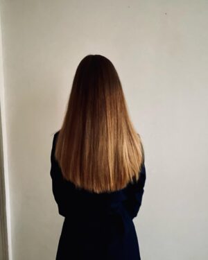 Tereza Těžká Instagram - V úterý jsem se nechala ostříhat od jedné báječné osoby. 

Stříhání a celková péče o vlasy ale pro mě není spojena s krásou a zkrášlením, ale má pro mě hluboký duchovní význam. 
Když jsem měla ještě vlasy dlouhé až pod zadek, jeden úžasný člověk mi řekl: “Teda to jsou ale krásný vlasy, ale musíte mít neuvěřitelně těžkou hlavu!” 
Vůbec to ale nemyslel doslova z délky vlasů, ale obrazně, kvůli starostem. Vyprávěl mi, jak v některých kulturách věří, ze ve vlasech se ukládají negativní vzpomínky a starosti a proto je důležité je čas od času odstřihnout a odprostit se od minulosti, odlehčit hlavu a některé věci nechat odejít...
Právě jsem ustřihla a nechala odejít těžké rozhodnutí nedodělat školu, můj rozchod s Honzou a deprese na jaře 2019, starosti a psychickou zátěž kolem natáčení V síti ...
A je to kur*a dobrý pocit!! 
#hair #newhair #cuthair #therapy #smile #life