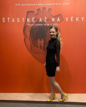 Tereza Těžká Instagram - Včerejší premiéra filmu Šťastně až na věky-  dokumentární film o různorodosti lásky, o cestě životem, slabosti a její síle, lidskosti bez masky. Doporučuji a děkuji za pozváni. Bylo mi ctí. 
A děkuji mým mužům za doprovod.
Polyamory se na těhle akcích ukázala velmi výhodnou. Jeden gentleman obstarává pití a druhý jídlo. Jeden drží kabelku a druhý pomáhá do kabátu ❤️
A také děkuji  @vajnerova.mua za fasádu :)

#stastneaznaveky #premiera #kinolucerna #polyamory #love