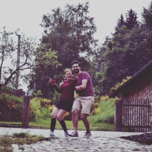Tereza Těžká Instagram - Jaro, jaro! Kde tě mám? Moje oblíbená vzpomínka. Na chatě s přáteli během grilování začalo strašně pršet. Během překotného uklizení vznikla tahle momentka. Škoda že letos budeme sedět doma 🥲 #spring #rain #couple