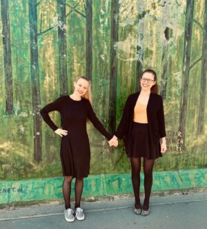 Tereza Těžká Instagram - Už je to pár měsíců, co jsme se s Aniou rozhodly, skrze naše odlišné požadavky a potřeby ve vztahu, ukončit náš partnerský vztah. Byl to můj nejklidnější rozchod, s Aniou se nám povedlo vždy komunikovat s láskou a úctou jedna ke druhé, i když jsme prožívaly kritická období, nikdy jsme na sebe nezvýšily hlas ani se nehandrkovaly o nesmyslech. Dokonce se nám povedlo zachovat krásné věci, co spolu máme a zůstat nadále přítelkyně. Ano přítelkyně. Trápí mě, že v češtině se slovo přítel a přítelkyně používá k označení vztahu a pak často nezbývá slov pro něco víc než je jen pouhé kamarádství. S Aniou jsme nadále velmi blízké spřízněné duše. (Jen pro jistotu- důvod našeho rozchodu nijak nesouvisí s polyamorii, ani jedna z nás nepřestává preferovat polyamorni vztahy, mám stále svého přítele a manžela.) 
Často vidím jak lidé po rozchodu jeden na druhého hází špínu, jeden o druhém mluví pohrdavě a bez kapky úcty, rozchody probíhají za příšerných hádek, ze kterých si neseme traumata a zranění do dalších vztahů i života. Je to smutné, smutné a zbytečné. I když ve vztahu přijdeme na to, že naše cesty se rozdělují a půjdeme každý po své ose, neznamená to, že s daným člověkem jsme neušli kus cesty, která nás posunula na místo kde jsme, společně jsme rostli a učili se. Často pak mluvíme hanlivě o člověku se kterým jsme zažili nádherné a silné věci, který nás dělá dnes tím, kým jsme. Samozřejmě chápu, že k některým rozchodům dojde po velkém zranění, zradě, ale člověk by měl mít úctu hlavně sám k sobě, přistupovat k tomu jako ke zkušenosti, zjištění toho co a kudy jít nechce a věci řešit v klidu a s rozvahou. 
A to se nám dvěma povedlo. A jsem za to nesmírně ráda, protože momentálně prožíváme nejhezčí období od doby, co jsme se poznaly, jen má náš vztah jinou formu. 
Děkuji, že mám Tě ve svém životě!!!

#love #relationship #friendship #friendzone #girls #polyamory