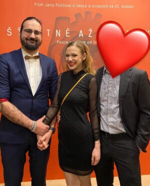 Tereza Těžká Instagram - Včerejší premiéra filmu Šťastně až na věky-  dokumentární film o různorodosti lásky, o cestě životem, slabosti a její síle, lidskosti bez masky. Doporučuji a děkuji za pozváni. Bylo mi ctí. 
A děkuji mým mužům za doprovod.
Polyamory se na těhle akcích ukázala velmi výhodnou. Jeden gentleman obstarává pití a druhý jídlo. Jeden drží kabelku a druhý pomáhá do kabátu ❤️
A také děkuji  @vajnerova.mua za fasádu :)

#stastneaznaveky #premiera #kinolucerna #polyamory #love