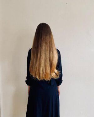 Tereza Těžká Instagram - V úterý jsem se nechala ostříhat od jedné báječné osoby. 

Stříhání a celková péče o vlasy ale pro mě není spojena s krásou a zkrášlením, ale má pro mě hluboký duchovní význam. 
Když jsem měla ještě vlasy dlouhé až pod zadek, jeden úžasný člověk mi řekl: “Teda to jsou ale krásný vlasy, ale musíte mít neuvěřitelně těžkou hlavu!” 
Vůbec to ale nemyslel doslova z délky vlasů, ale obrazně, kvůli starostem. Vyprávěl mi, jak v některých kulturách věří, ze ve vlasech se ukládají negativní vzpomínky a starosti a proto je důležité je čas od času odstřihnout a odprostit se od minulosti, odlehčit hlavu a některé věci nechat odejít...
Právě jsem ustřihla a nechala odejít těžké rozhodnutí nedodělat školu, můj rozchod s Honzou a deprese na jaře 2019, starosti a psychickou zátěž kolem natáčení V síti ...
A je to kur*a dobrý pocit!! 
#hair #newhair #cuthair #therapy #smile #life