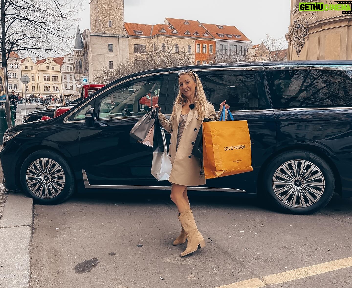Tereza Tobiášová - 1.2K Likes - Doufám, že jste viděli exkluzivní premiéru fiktivní SoMe celebrity #maminaňamina v @autosalon.tv 🤣 Holka zlatá představila novej činskej skvost na silnicích #voyah Dream. Zítra ráno opáčko na @primaftv 👍📺