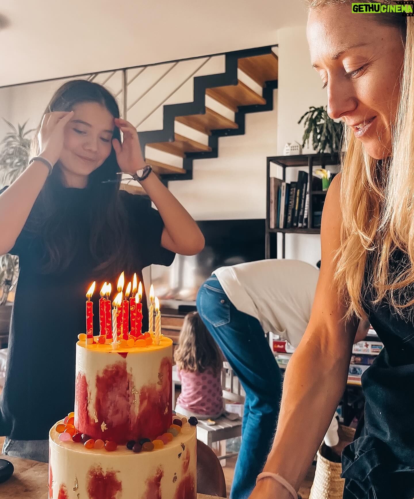 Tereza Tobiášová - 263 Likes - Březen je u nás tradičně měsícem narozenin. Zatímco u mě a mého muže je věk jenom číslo, v případě dcery č1 teda rozhodně ne. 15! Jako vážně??? 15?! Kde se to vzalo?
Slavilo se mohutně, povšimněte si na fotce, jak nekontrolovatelný dav byl na oslavě - ukazovali se záda i zadky…, prostě anarchie. Dortů bylo hodně - jeden můj vlastní, bezlepkový (snědl se bez dokumentace), jeden velký, slavnostní z @ollies.boutique a k tomu jeden sushi dort, co jsem nepekla, ale vrstvila. Čokoládová fontána nemohla chybět stejně jako nealko šáňo, rozhodně ne dětský. Bylo to velký! Tak ať je ta holka zdravá a šťastná ♥️🕒❤️🎂 Všechno nej!