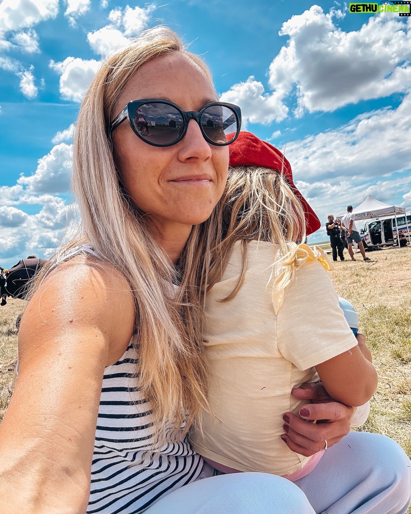 Tereza Tobiášová - 386 Likes - Vikend jak víno! Tvrdej, sladkej, s peckou, prostě hrozno-víkend 🍇 Skvělej koncert @pmjofficial a výlet na @pragueairport 🥑