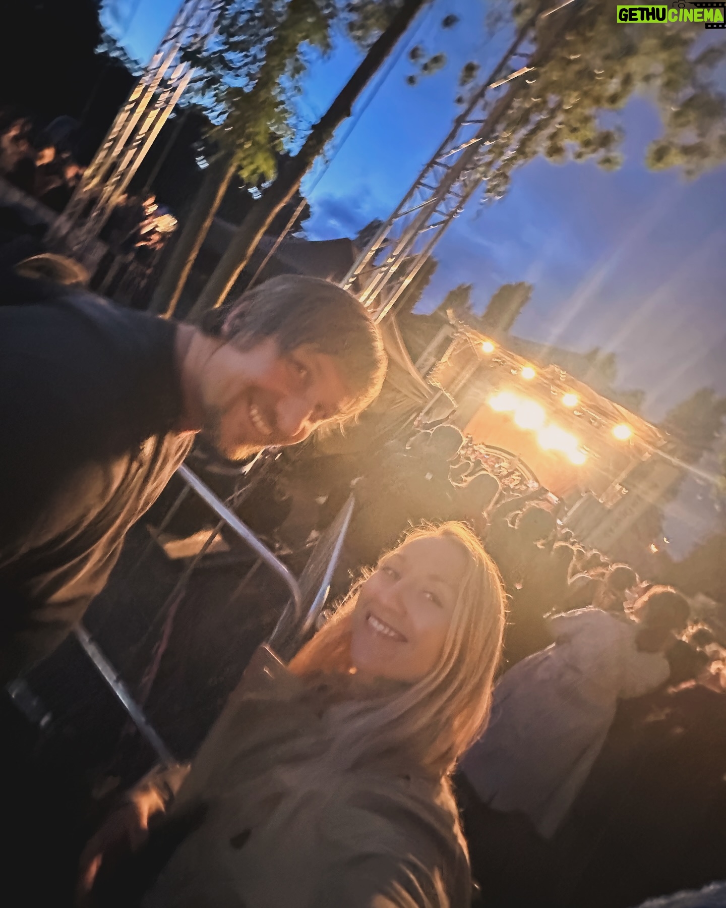 Tereza Tobiášová - 386 Likes - Vikend jak víno! Tvrdej, sladkej, s peckou, prostě hrozno-víkend 🍇 Skvělej koncert @pmjofficial a výlet na @pragueairport 🥑