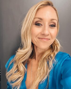 Tereza Tobiášová Instagram - Dvě akce, tisíc kilometrů, dvě automobilky, dvě agentury, dva jazyky, dvoje šaty, můj účes stále drží. #terezamoderuje #stilllovemyjob