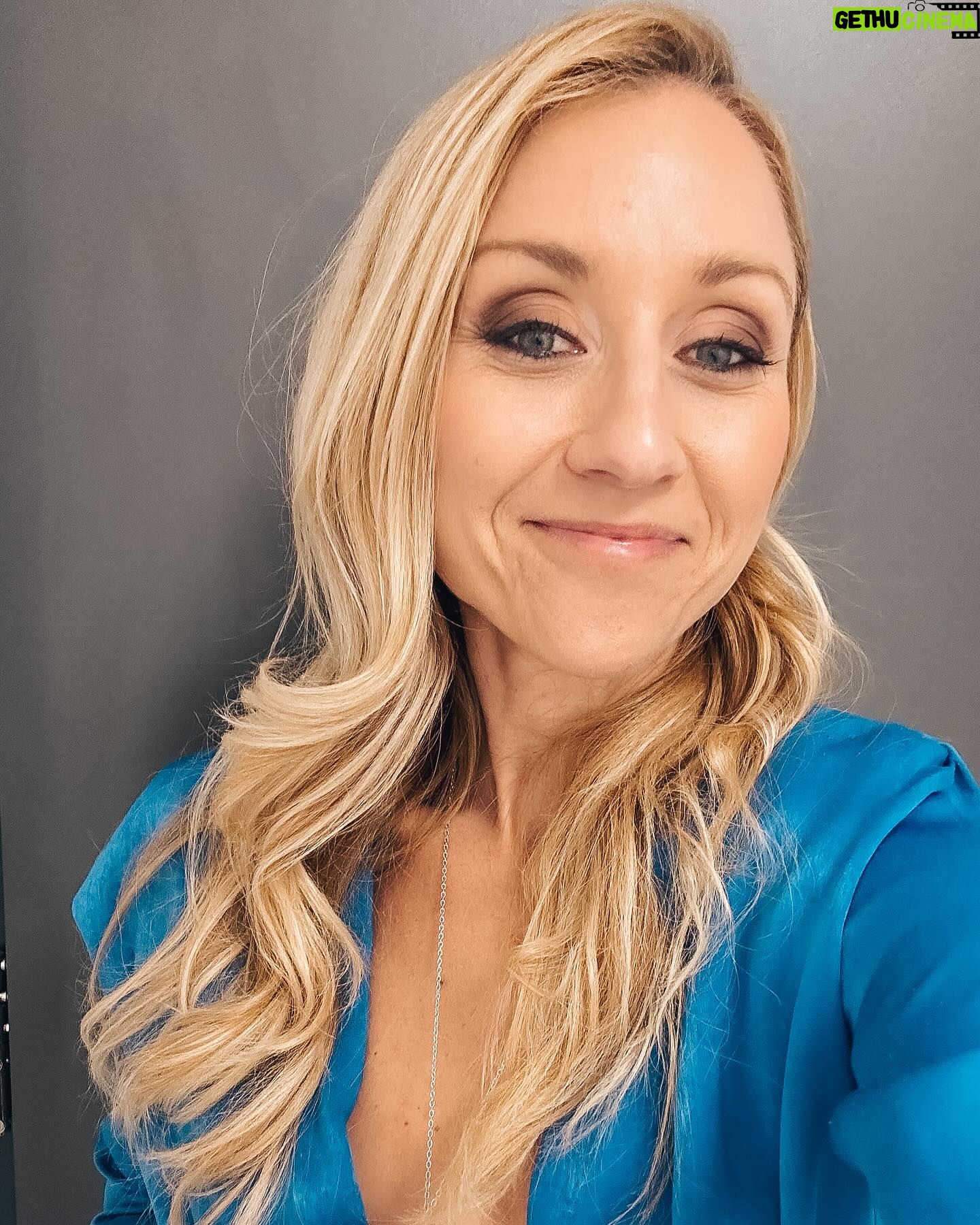 Tereza Tobiášová - 838 Likes - Dvě akce, tisíc kilometrů, dvě automobilky, dvě agentury, dva jazyky, dvoje šaty, můj účes stále drží. #terezamoderuje #stilllovemyjob