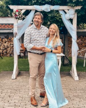 Tereza Tobiášová Instagram - Odsvědčila jsem to, pobrečela jsem si, vyfotila a popřála lásku napořád @michaltobi6 @zuza.schmidt 
NOVÍ TOBIÁŠOVI ❤️
😇 a myslim, že nám to s @vaclavliska jde, že už jsme si za ta léta i podobný 🤣