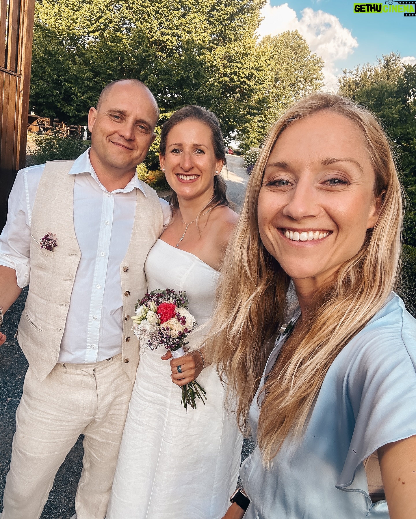 Tereza Tobiášová - 644 Likes - Odsvědčila jsem to, pobrečela jsem si, vyfotila a popřála lásku napořád @michaltobi6 @zuza.schmidt
NOVÍ TOBIÁŠOVI ❤️
😇 a myslim, že nám to s @vaclavliska jde, že už jsme si za ta léta i podobný 🤣