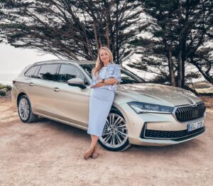 Tereza Tobiášová Instagram - Najdi 5 rozdílů mezi fotkou 1 a 2. Rozdíl 18 hodin. A pojmenuj lokaci 🤣🚗🛬🕒
Tak tohle je ten nový Superb, na který jste se ptali na akcích @skodacr a @agentura_ritual celou zimu.
Už mi v něm vlály vlasy u oceánu! Celá reportáž na @primaftv nebo na webu @autosalon.tv 📺
Je to auto vašich snů? 👍