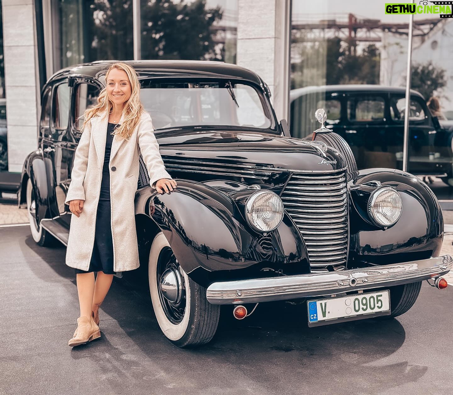 Tereza Tobiášová - 771 Likes - Najdi 5 rozdílů mezi fotkou 1 a 2. Rozdíl 18 hodin. A pojmenuj lokaci 🤣🚗🛬🕒
Tak tohle je ten nový Superb, na který jste se ptali na akcích @skodacr a @agentura_ritual celou zimu.
Už mi v něm vlály vlasy u oceánu! Celá reportáž na @primaftv nebo na webu @autosalon.tv 📺
Je to auto vašich snů? 👍