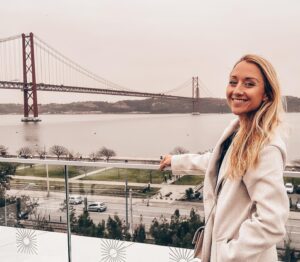 Tereza Tobiášová Instagram - Najdi 5 rozdílů mezi fotkou 1 a 2. Rozdíl 18 hodin. A pojmenuj lokaci 🤣🚗🛬🕒
Tak tohle je ten nový Superb, na který jste se ptali na akcích @skodacr a @agentura_ritual celou zimu.
Už mi v něm vlály vlasy u oceánu! Celá reportáž na @primaftv nebo na webu @autosalon.tv 📺
Je to auto vašich snů? 👍