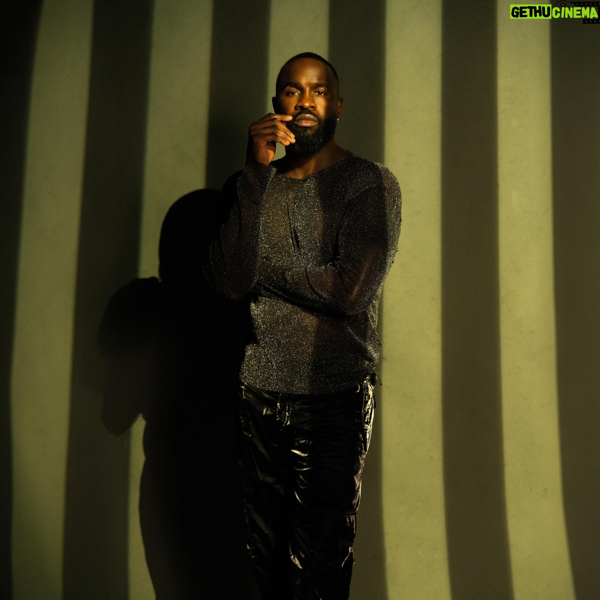 Terrence Terrell - 30.3K Likes - Walking in truth & light! #beyou #selflove
Styled by ME!
Produced by: @six28productions
Shot by : @ronkatagiri
Lighting by : @caro.gage
Creative Director :@kobelamaur
Location : @wacotheater