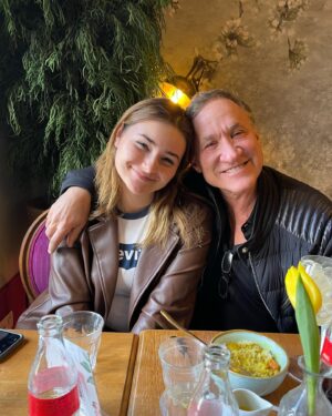 Terry Dubrow Instagram - To the sweetest, smartest, most industrious and inspiring 17 year old I’ve ever known. Happy birthday baby, the world loves you. @katdubrow @katlovesfilm