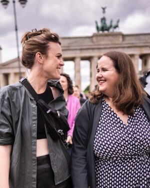 Terry Reintke Instagram - „Wir sind hier – wir sind laut.“ 📢

Als Grüne sind wir eine Bündnispartei und Bündnisse sind wichtiger denn je. Gerade gegen die Klimakrise können und müssen wir schließlich zusammen kämpfen. Seit Jahren ist es die Klimabewegung, die mit ihren Protesten deutlich macht, was die Auswirkungen der Klimakrise bedeuten. Tausende Menschen, die eins eint: Hoffnung und Mut für die Zukunft. Statt den Kopf in den Sand zu stecken, stecken sie vielmehr Vertrauen in die Politik und unsere Demokratie. Aus der Überzeugung, dass wir als Gesellschaft und Politik gemeinsam die richtigen Entscheidungen treffen können.

Es geht dabei um enorm wichtige Entscheidungen. In der nächsten Woche sind das die Europawahlen, die darüber entscheiden, wie es mit unserem Kontinent weitergeht. Weil wir wissen, welche Kosten und Schäden es verursachen würde, wenn der Klimaschutz in Europa in Form des Green Deal gebremst wird, standen @Terry_reintke und ich heute wieder an der Seite vieler Mitstreiter*innen auf der Straße.

✊🏼 Auf der Straße gegen Rechts und für Erneuerbare.
✊🏼 Auf der Straße gegen Rechts und für den Green Deal.
✊🏼 Auf der Straße gegen Rechts. Für Demokratie, Miteinander und unsere Zukunft.

Eine echte Klimapolitik braucht laute Stimmen, aber vor allem auch viele – am 9. Juni! 💚

📸: @dominikbutzmann