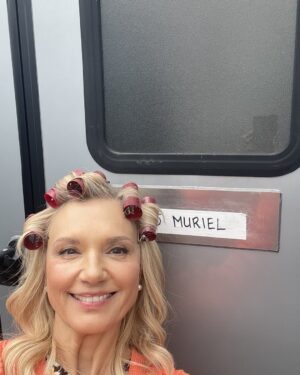 Teryl Rothery Instagram - Really Muriel?? You don’t wake up with bouncy curls???? 😃
@virginriverseries
#Netflix #VirginRiver #happyplace 💗