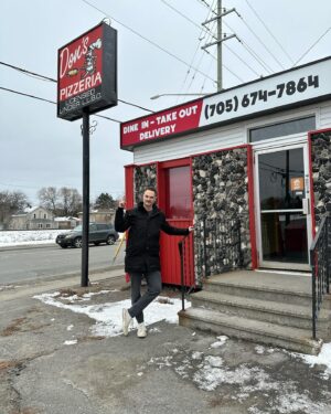 Tessa Bonhomme Instagram - One of my favourite parts of filming Shoresy are the road trips back to Toronto with @jayonrait because I get to treat him to my favourite Sudbury eateries. 

This time around @donspizzasudbury hooked up a solid pie for our cruise back to the big smoke…And boy did it hit the spot!! 

Shout out to Max for making it happen. You legend, you 🙏♥️