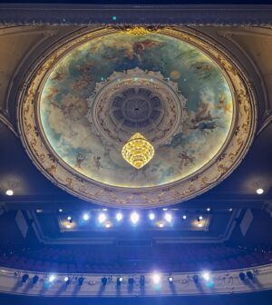 Tessa Rao Instagram - Christchurch was a dream ✨ And my first proper chance to catch up with some amazing humans while touring! Highlights include beautiful reunions, chilly early morning river runs (my ears cannot take the cold), and spending every chance I got staring at the @isaactheatreroyal ceiling 🧚🏽‍♀️